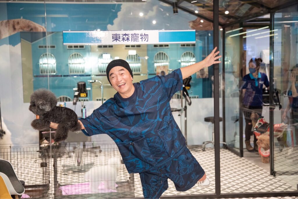 憲哥帶著全家人的10歲愛犬Bingo,來到台灣唯一一家的複合式人氣寵物友善便利商店「FamilyMart+東森寵物」及慈愛寵物健康檢查中心