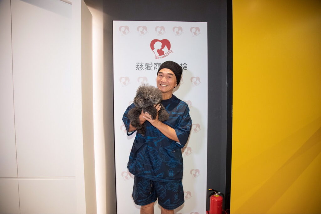 憲哥帶著全家人的10歲愛犬Bingo,來到台灣唯一一家的複合式人氣寵物友善便利商店「FamilyMart+東森寵物」及慈愛寵物健康檢查中心