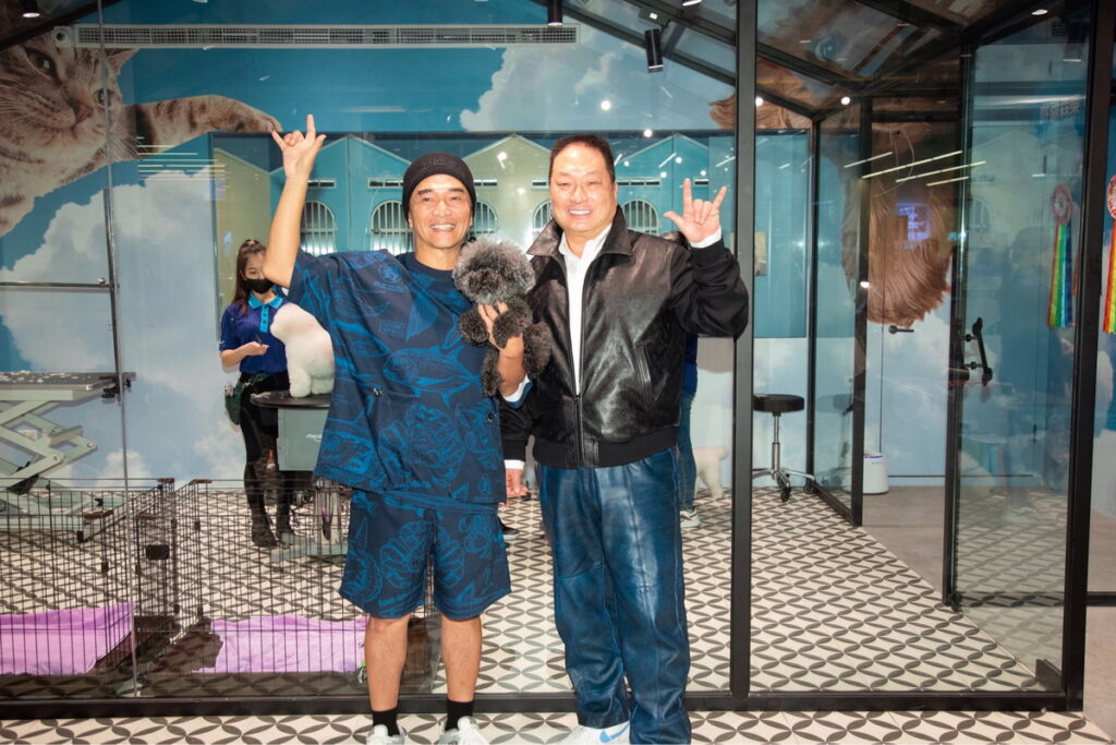 憲哥帶著全家人的10歲愛犬Bingo,來到台灣唯一一家的複合式人氣寵物友善便利商店「FamilyMart+東森寵物」及慈愛寵物健康檢查中心