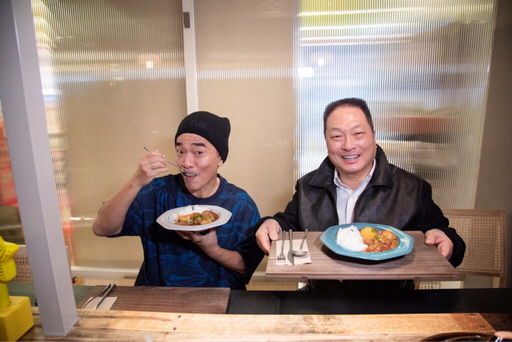 而最愛咖哩飯和港點的憲哥,也趁機到東森廣場的傳說名店「一星咖哩」、「點8號」來趁機朝聖大快朵頤