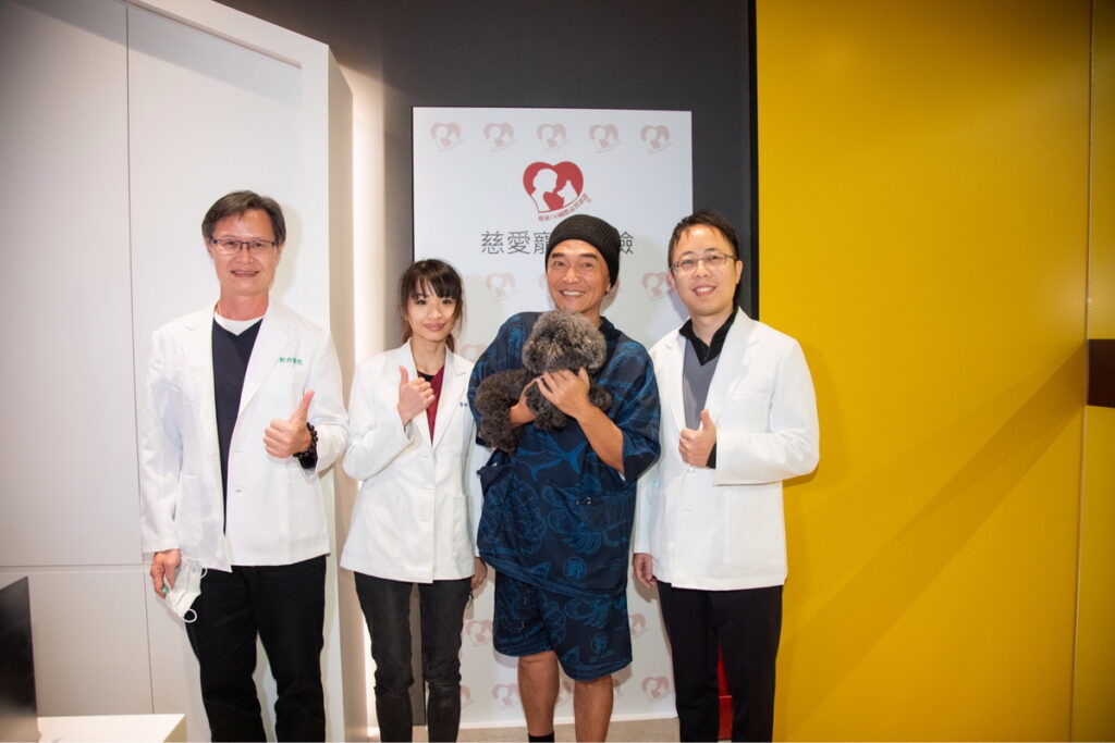 憲哥帶著全家人的10歲愛犬Bingo,來到台灣唯一一家的複合式人氣寵物友善便利商店「FamilyMart+東森寵物」及慈愛寵物健康檢查中心
