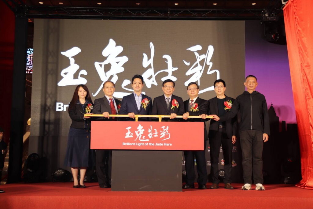 • 左起: 台灣觀光協會簡余晏秘書長、中華電信股份有限公司謝繼茂董事長、臺北市蔣萬安市長、交通部王國材部長、交通部觀光局張錫聰局長、圓山大飯店林育生董事長、主燈設計師李明道老師