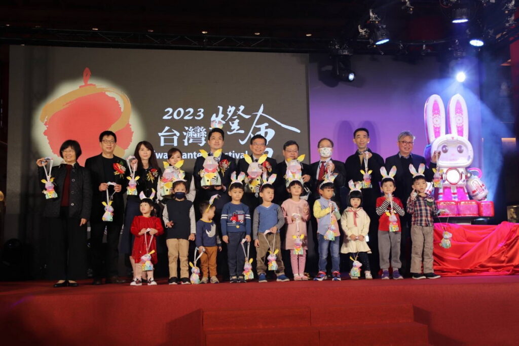 • 每年最受小朋友期待的小提燈,今年是以經典兒童文學「愛麗絲夢遊仙境」中白兔為發想