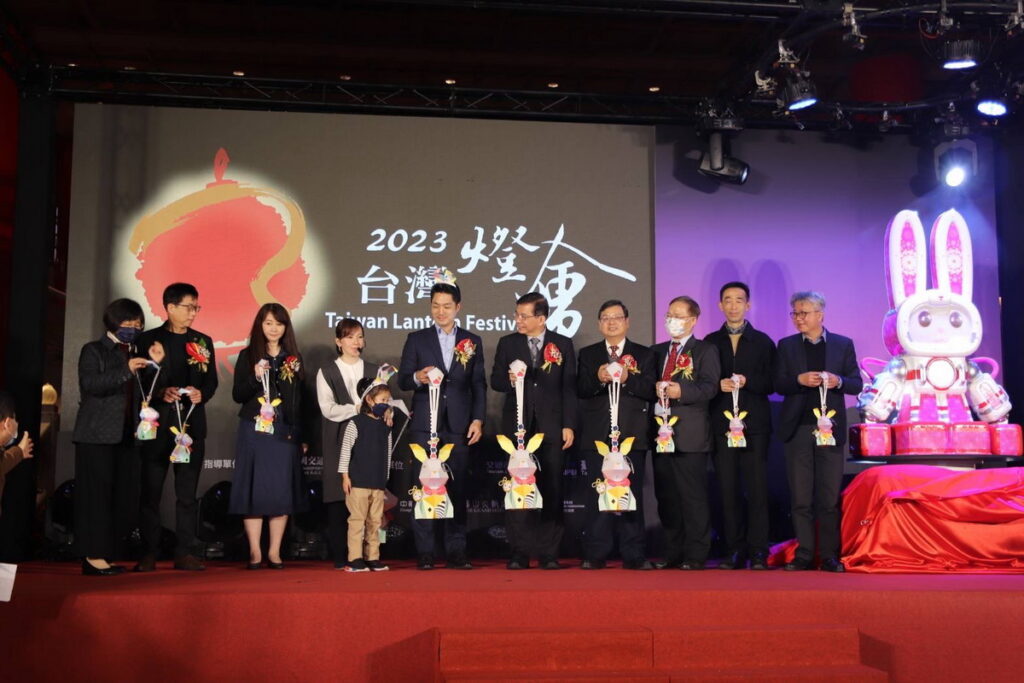 • 「大展虹兔」除可供小朋友提燈遊玩外,亦可組裝成戴於頭上的兔耳朵
