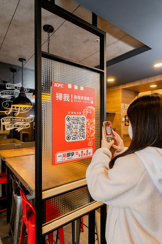 「KFC數位智能未來店」提供多元點餐方式 ，店內除自助點餐機外，提供行動掃碼點餐