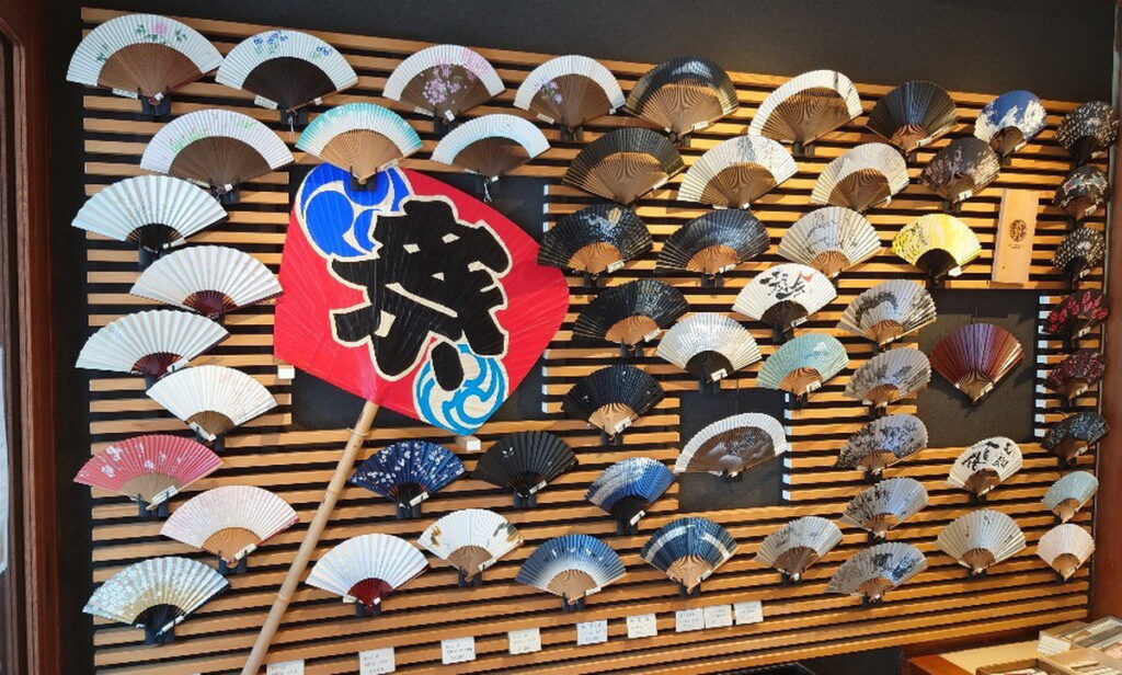 扇子在日本被認為是帶來好運的幸運物,設計雅緻圖騰繽紛的折扇深獲海內外觀光客青睞。(圖片來源:Ⓒ松根屋)