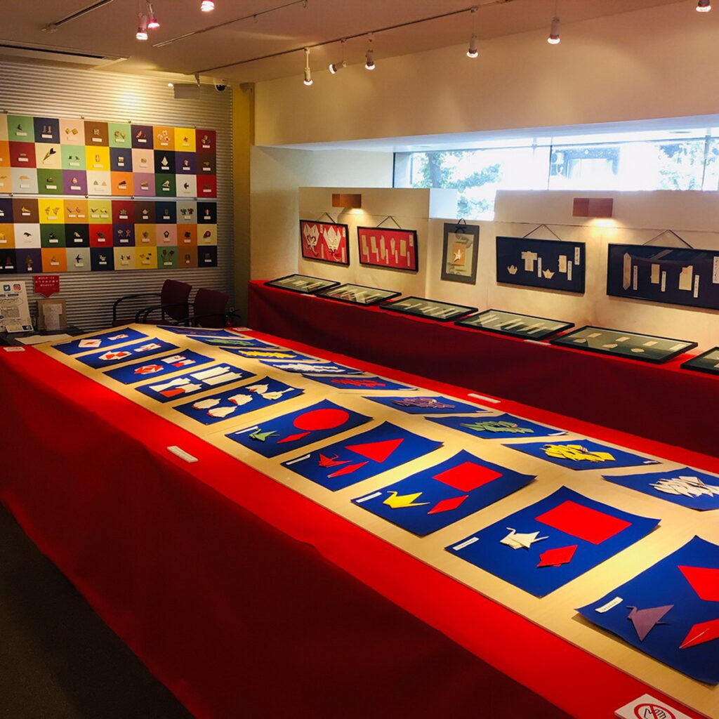 御茶水 折紙會館館內的藝廊,展示著各種企畫的折紙作品。喜歡藝文之旅的旅客,千萬不能錯過。(圖片來源:Ⓒ御茶水 折紙會館)
