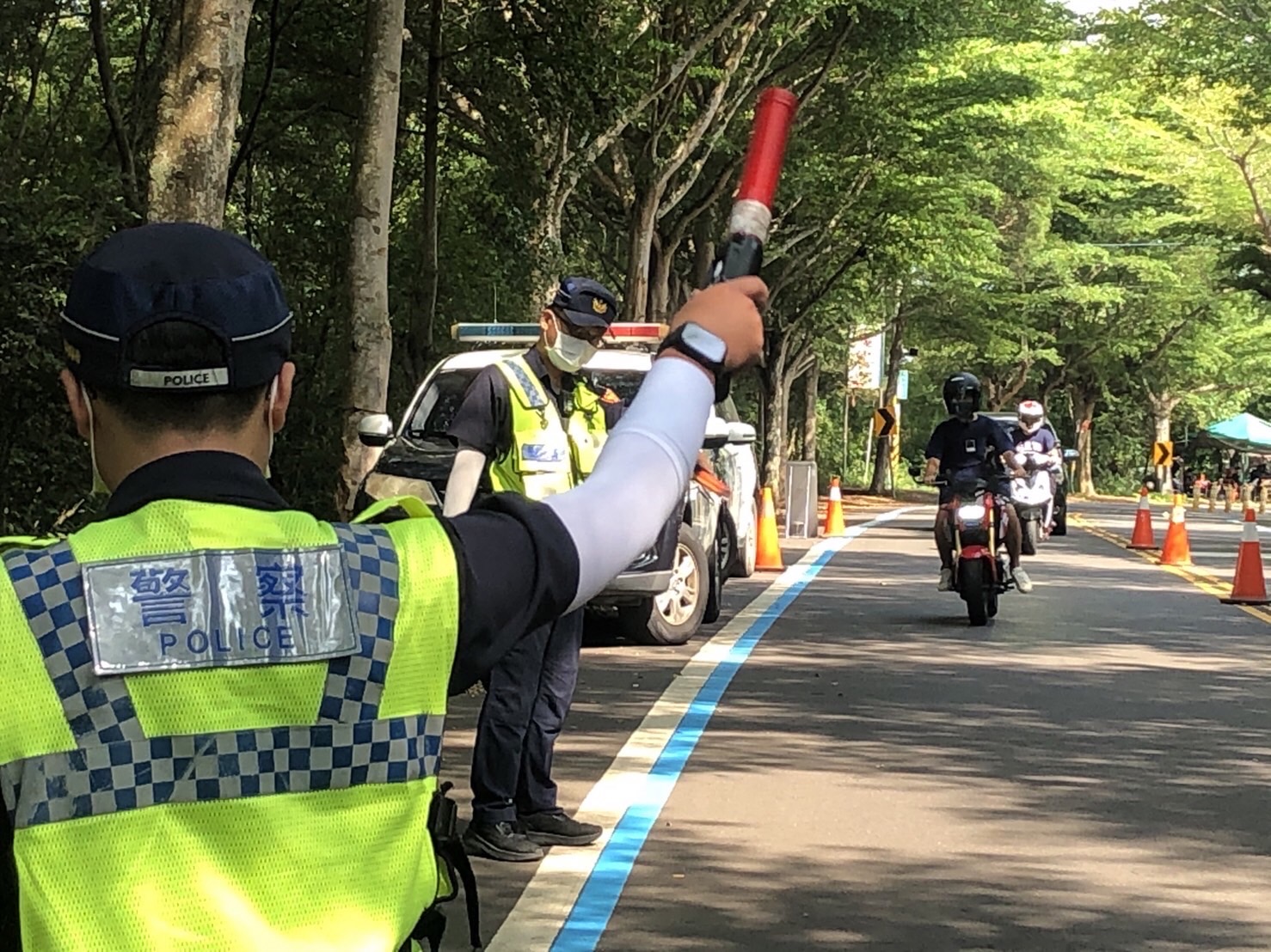 彰化警方從111年起,不分平、假日規劃部署警力巡守,針對超速、改裝車輛加強攔查,並結合彰化縣環保局及彰化監理站實施「聯合稽查」。(圖/記者謝榮浤翻攝)