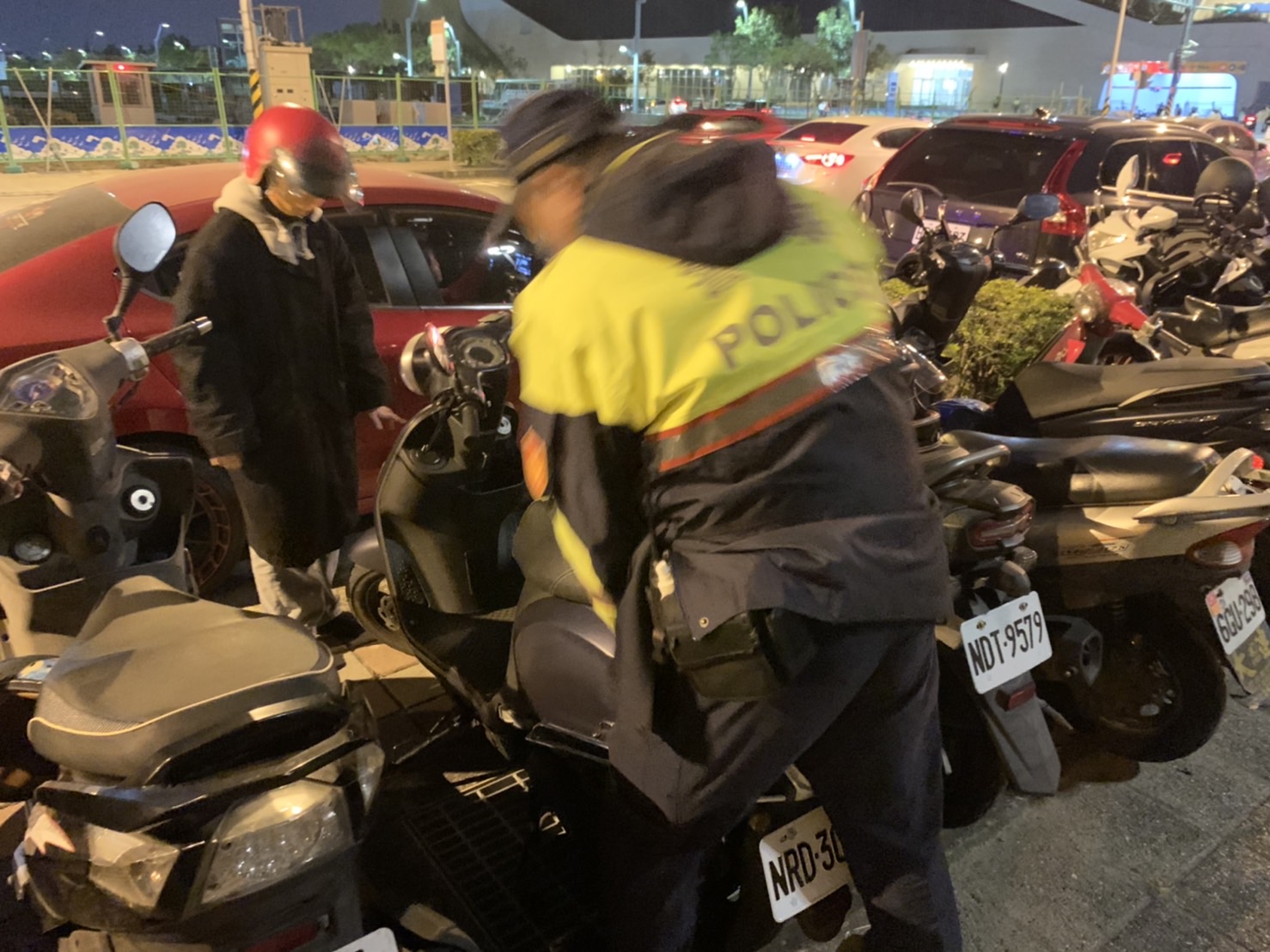 中市警六分局日前因應臺中跨年晚會勤務,事前縝密審慎的勤務規劃,會場也設置警察服務站,強化宣導防扒竊、反酒駕等,果然讓民眾過個好年。(圖/記者謝榮浤翻攝)