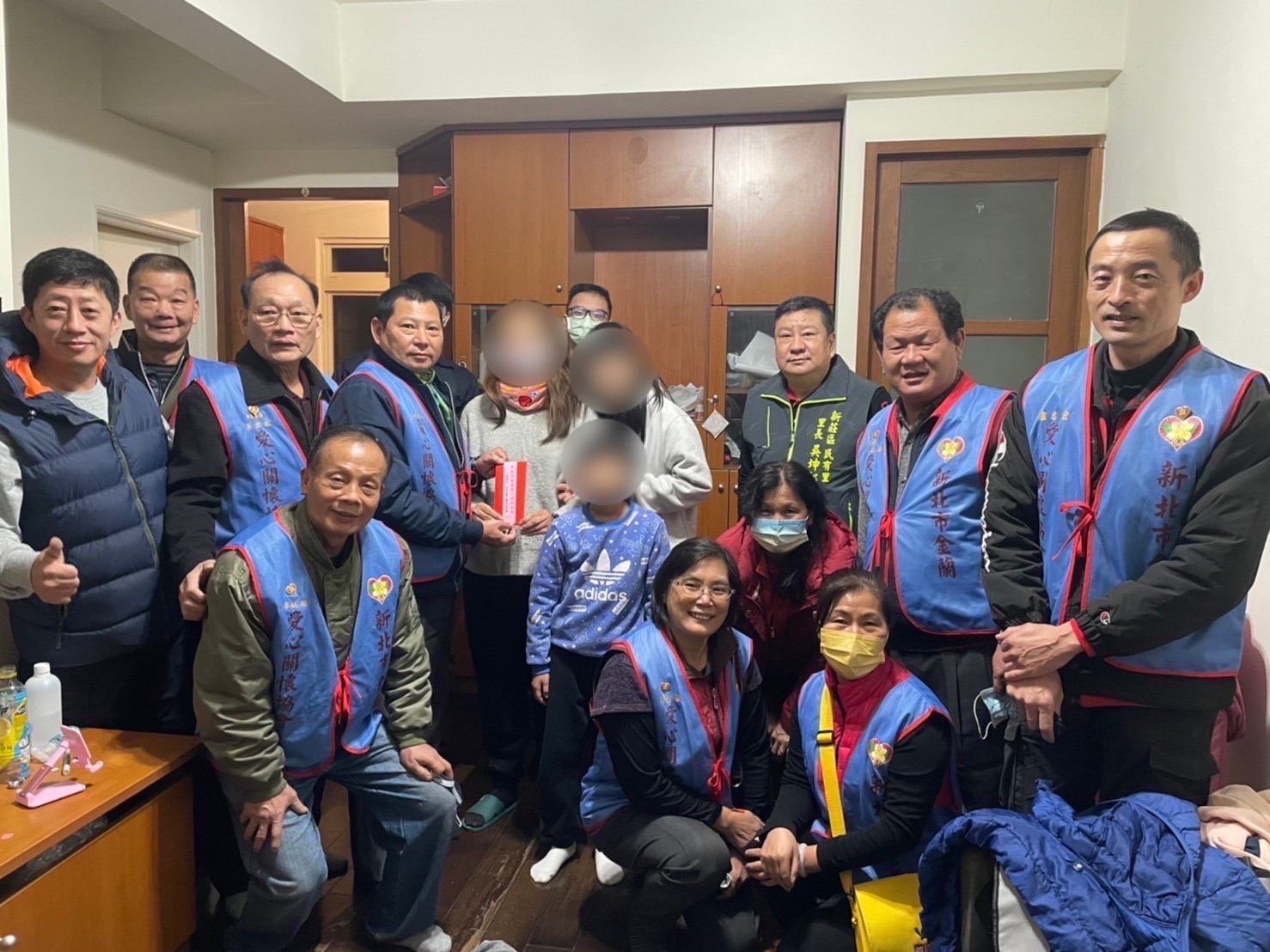 新莊光華所副所長葉國棟偕同「新北市金蘭愛心關懷協會」幫弱勢家庭度難關。(記者戴昱弘翻攝)