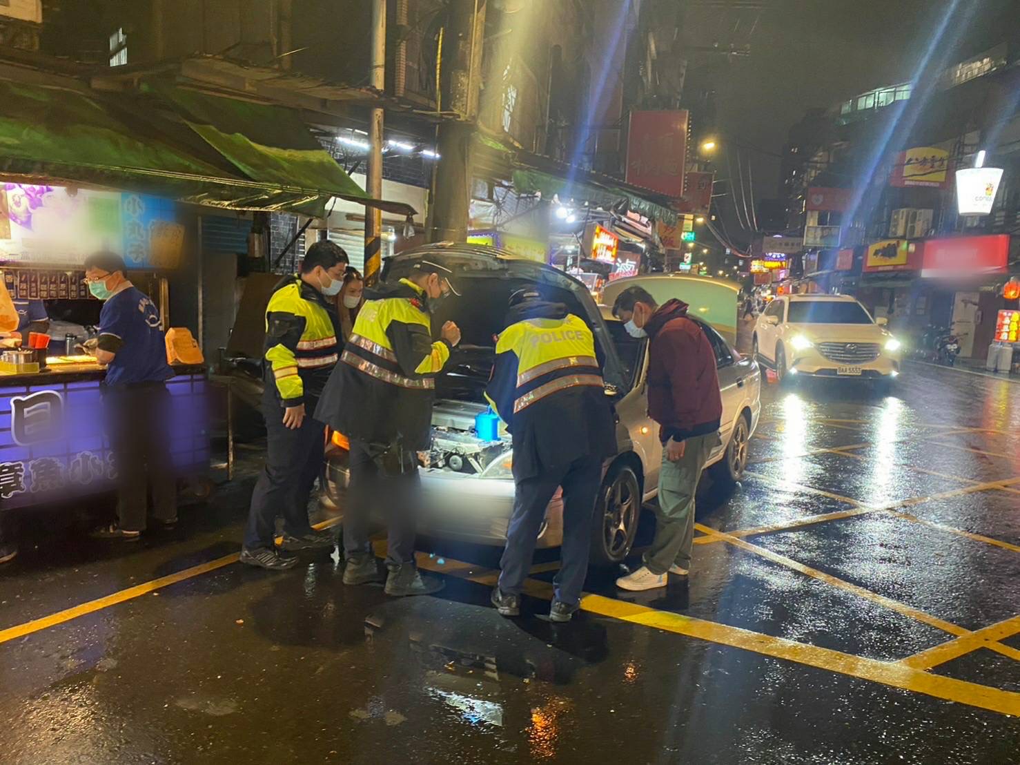 中和警聯合協助拋錨車發動。(記者徐煜勝翻攝)