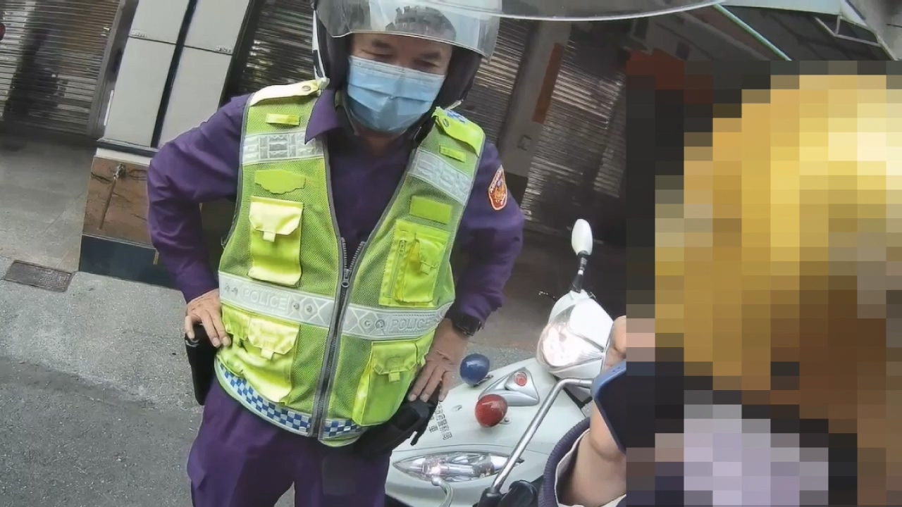 真尷尬！男子騎車違規遭警攔查發現毒品 剛好媽媽來電變成全程直播