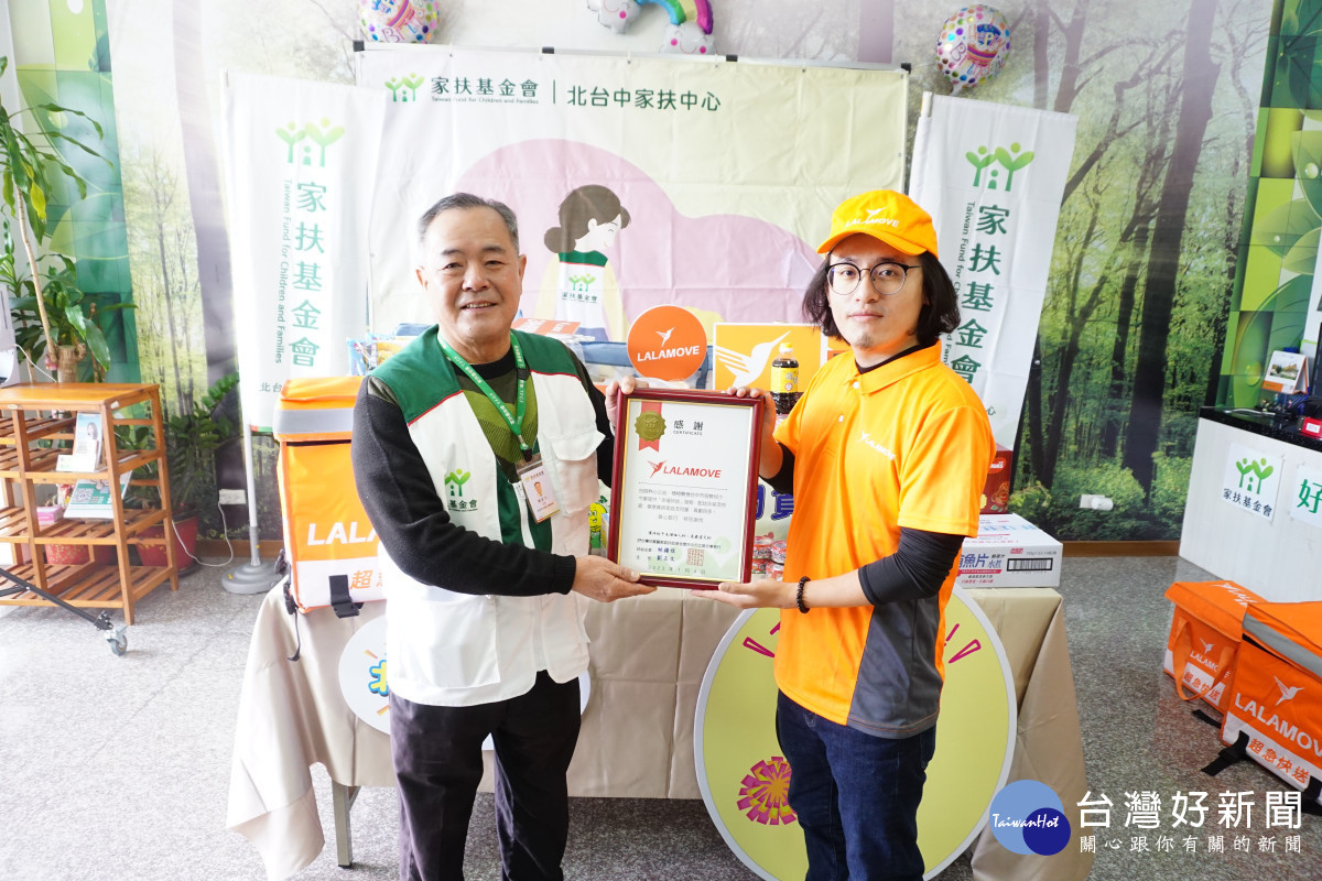 即時快遞平台Lalamove今年與北台中家扶中心合作，協助配送春節美味年菜以及生活物資。