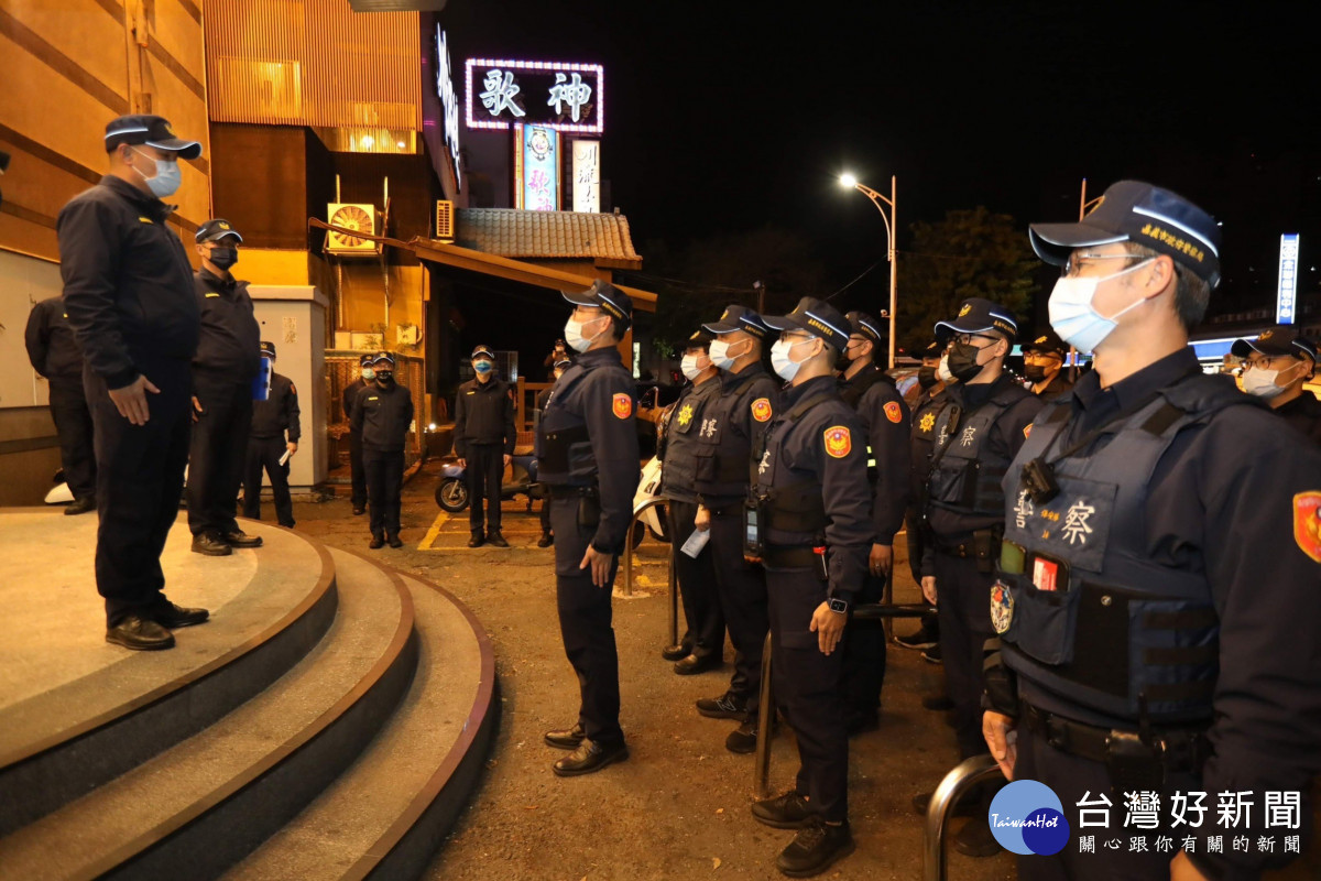 嘉義市警局昨(3)日深夜執行署頒「全國性擴大臨檢專案勤務」,針對治安熱區實施封閉式臨檢掃蕩勤務/警方提供