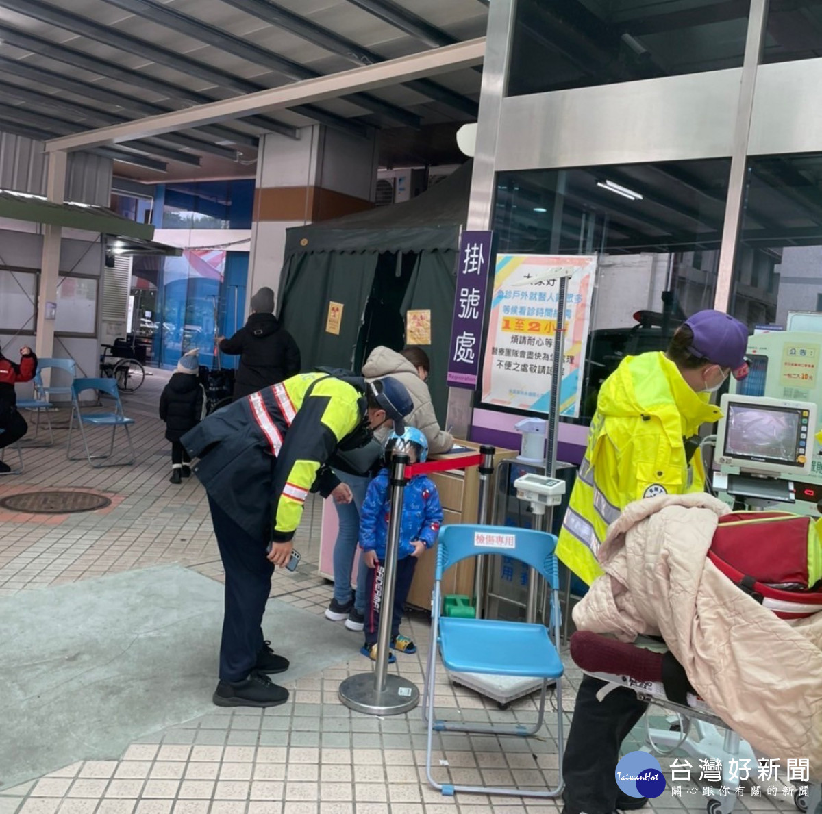 民眾騎乘機車搭載腹痛兒子看到警車向員警求援，八德警立即開啟救援模式送醫。<br /><br /> <br /><br /> 