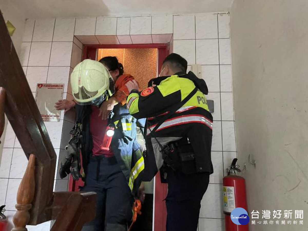 電梯故障婦人受困20分鐘,警、消合力救援。