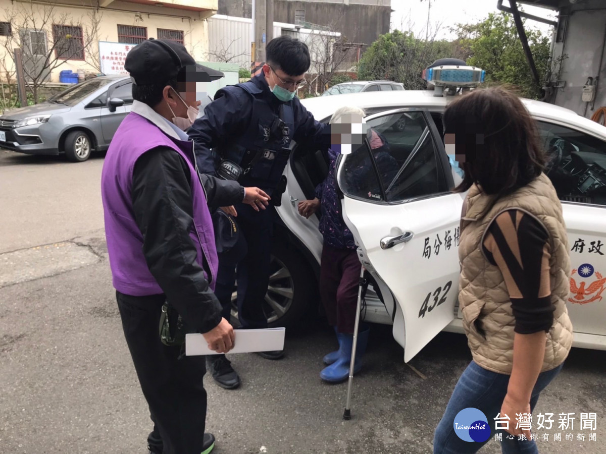 老婦人逛完市場身體不適，暖警送返家。