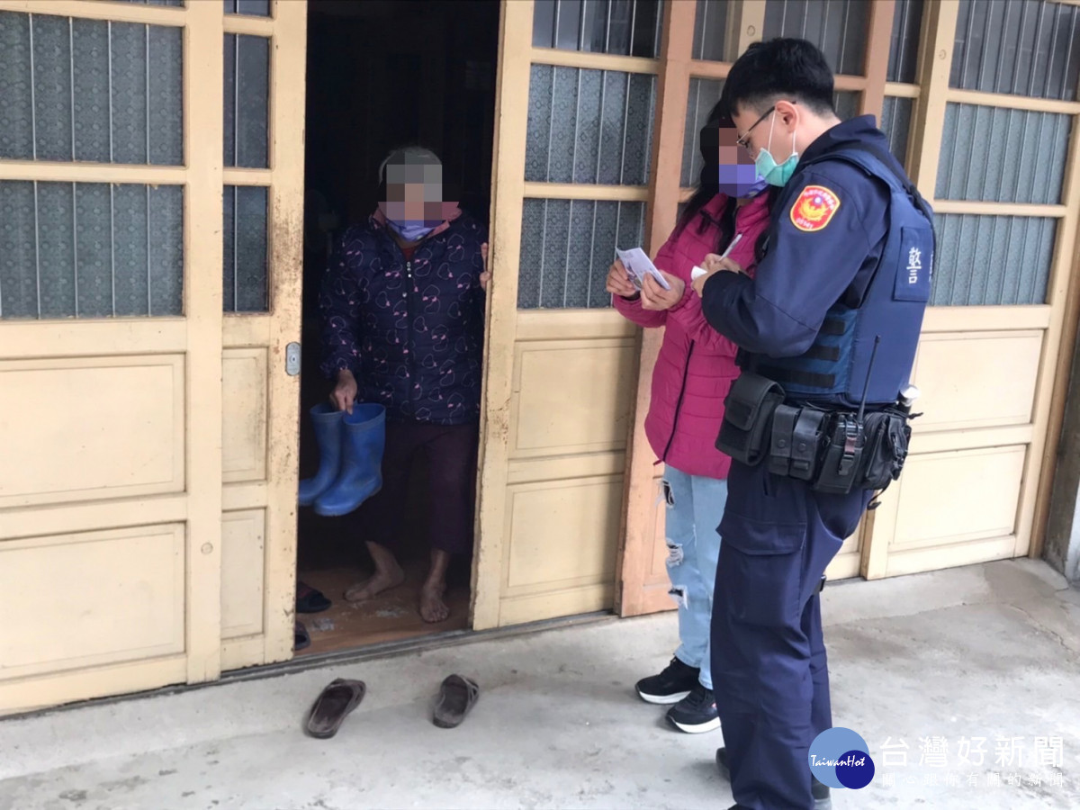 老婦人逛完市場身體不適,暖警送返家。<br /><br /> <br /><br />