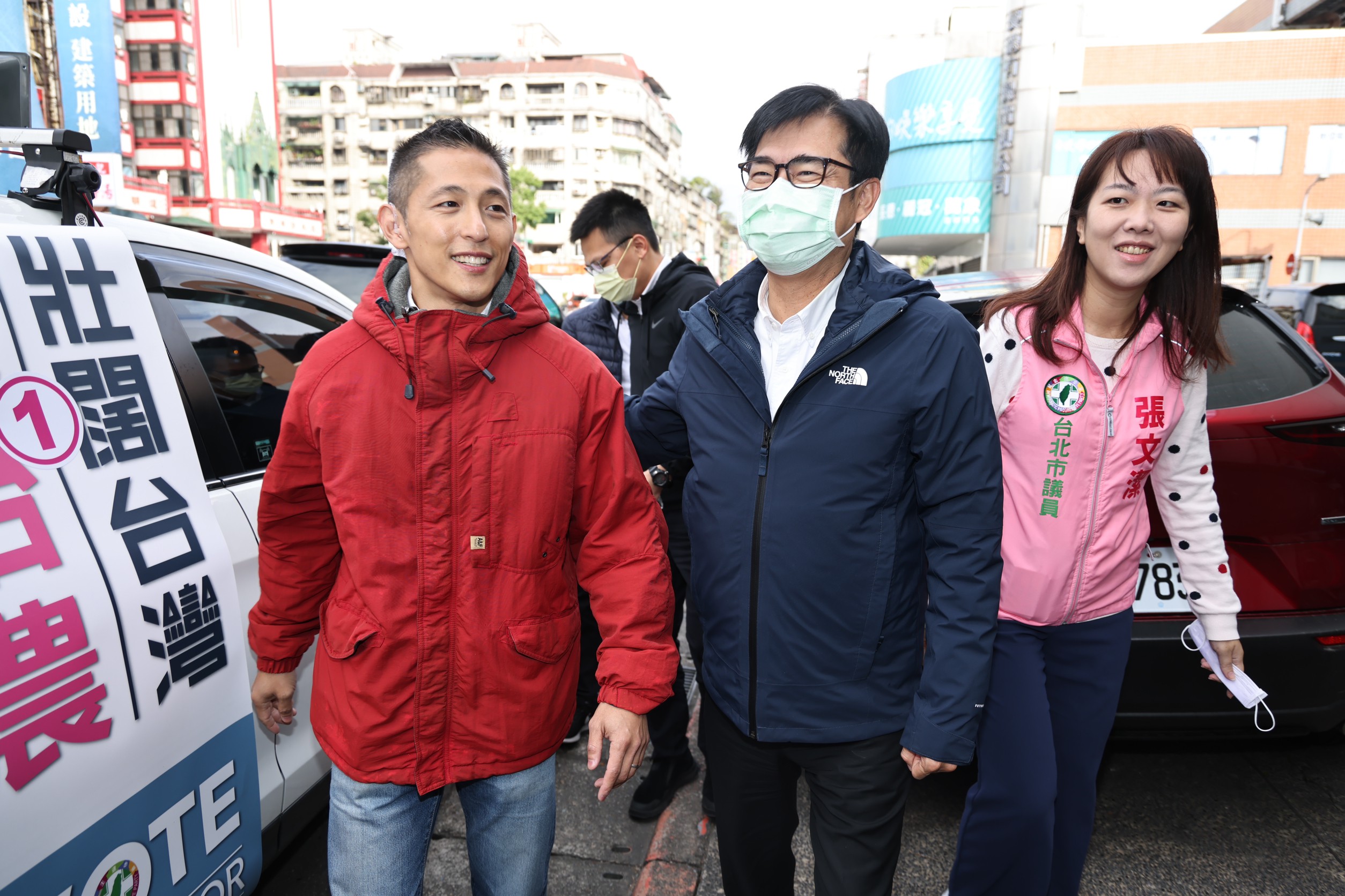 陳其邁(中)4日表示,對於台南正副議長選舉涉賄選,黨中央會啟動廉政會進行了解。林啟弘攝