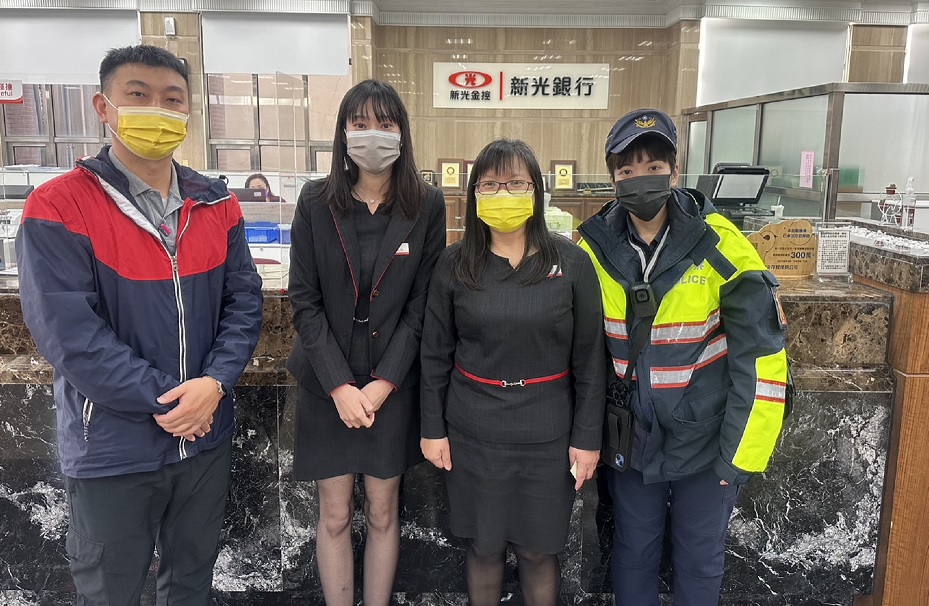 ▲ 警方事後前往銀行感謝2位最佳守門員 (圖/台中市警察局 提供)