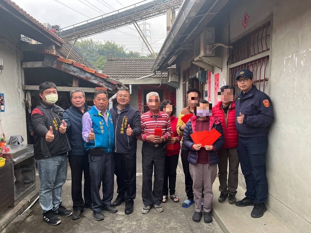 ▲霧峰警長李建興協同善心人士，致贈弱勢家庭急難救助金 (圖/台中霧峰分局 提供)