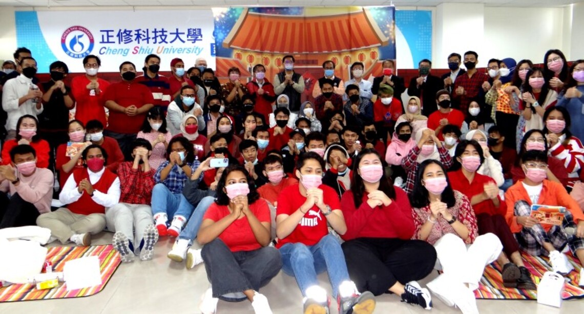 正修金兔圍爐新好年 外籍生體驗台灣過年氣息