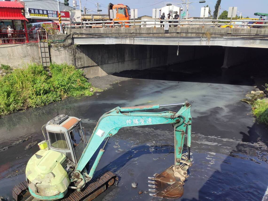 屏東市六塊厝大排水圳排除工業污染 死魚完成清理作業
