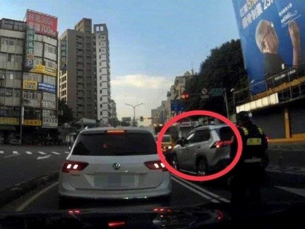 蔡男於車上呼呼大睡，造成後方車流回堵。