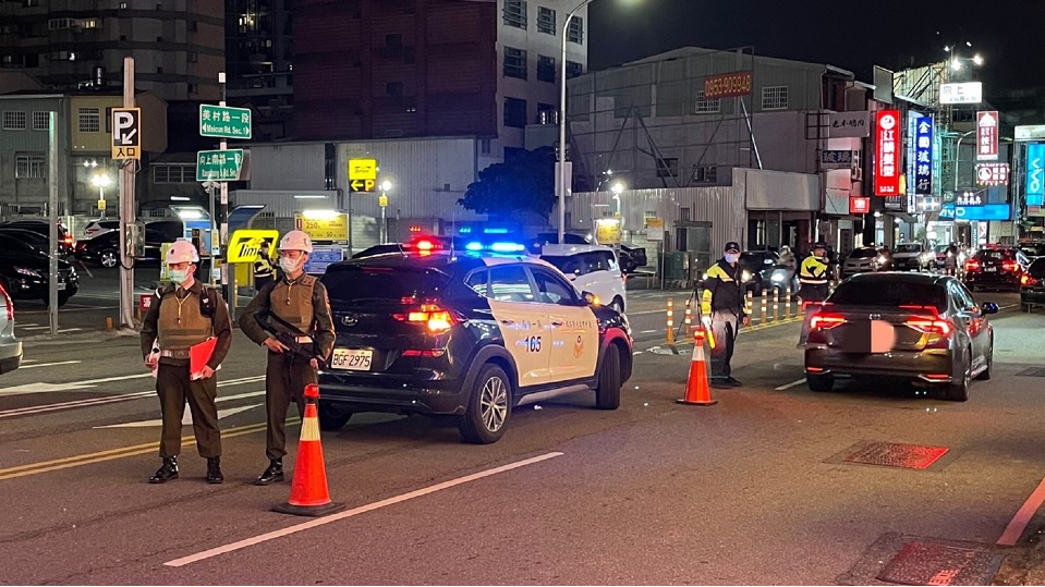 ▲ 中警一分局會同憲兵隊,同步執行擴大臨檢及路檢勤務 (圖/台中市警察局 提供)