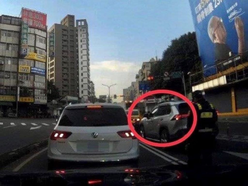 蔡男於車上呼呼大睡,造成後方車流回堵。