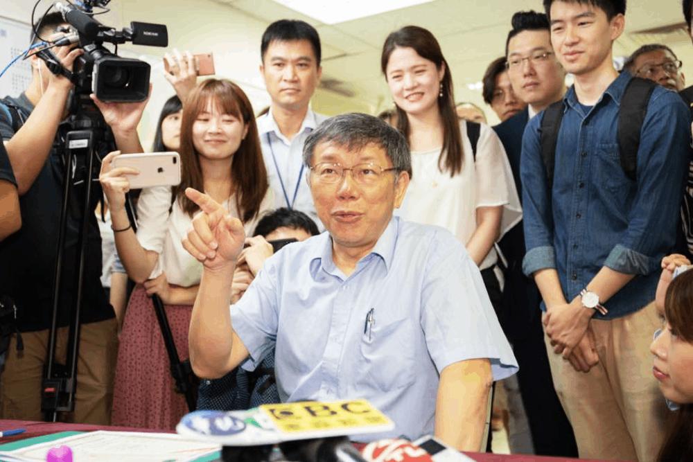 柯文哲2024拚總統?林筱淇:先找回2014從政初衷 77 大學姊站柯文哲後面笑呵呵