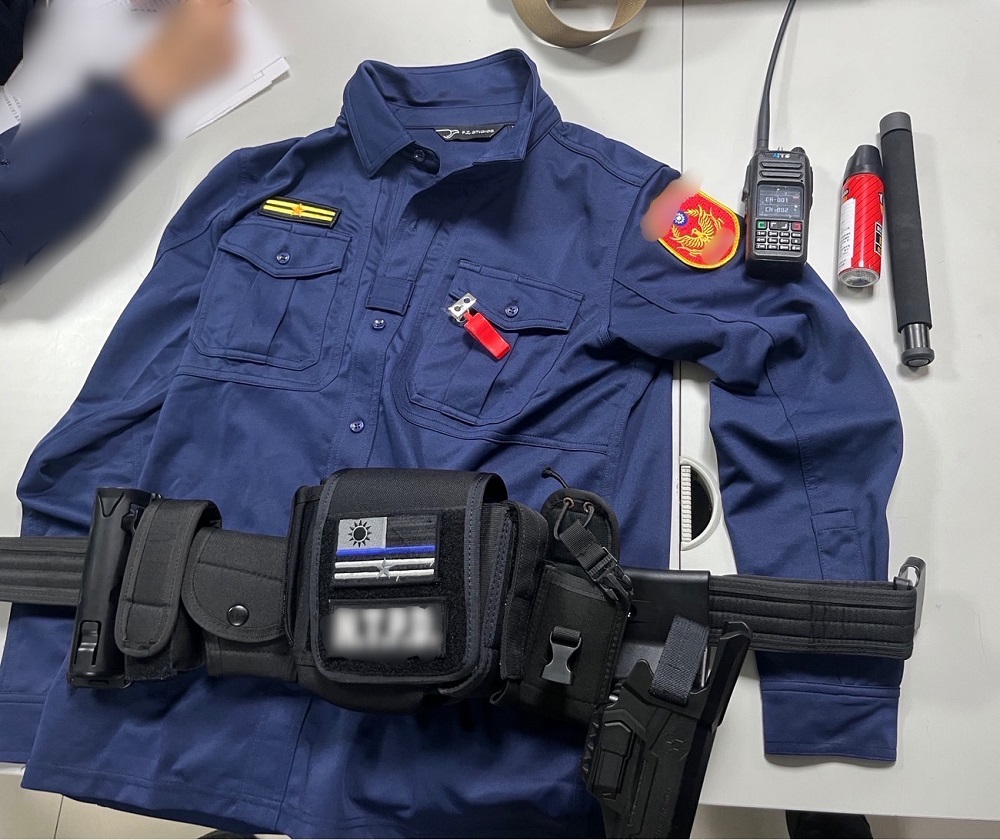 就愛扮警察 全副警裝疏導交通全罩式安全帽二線一警階露餡 72 S 1242365972