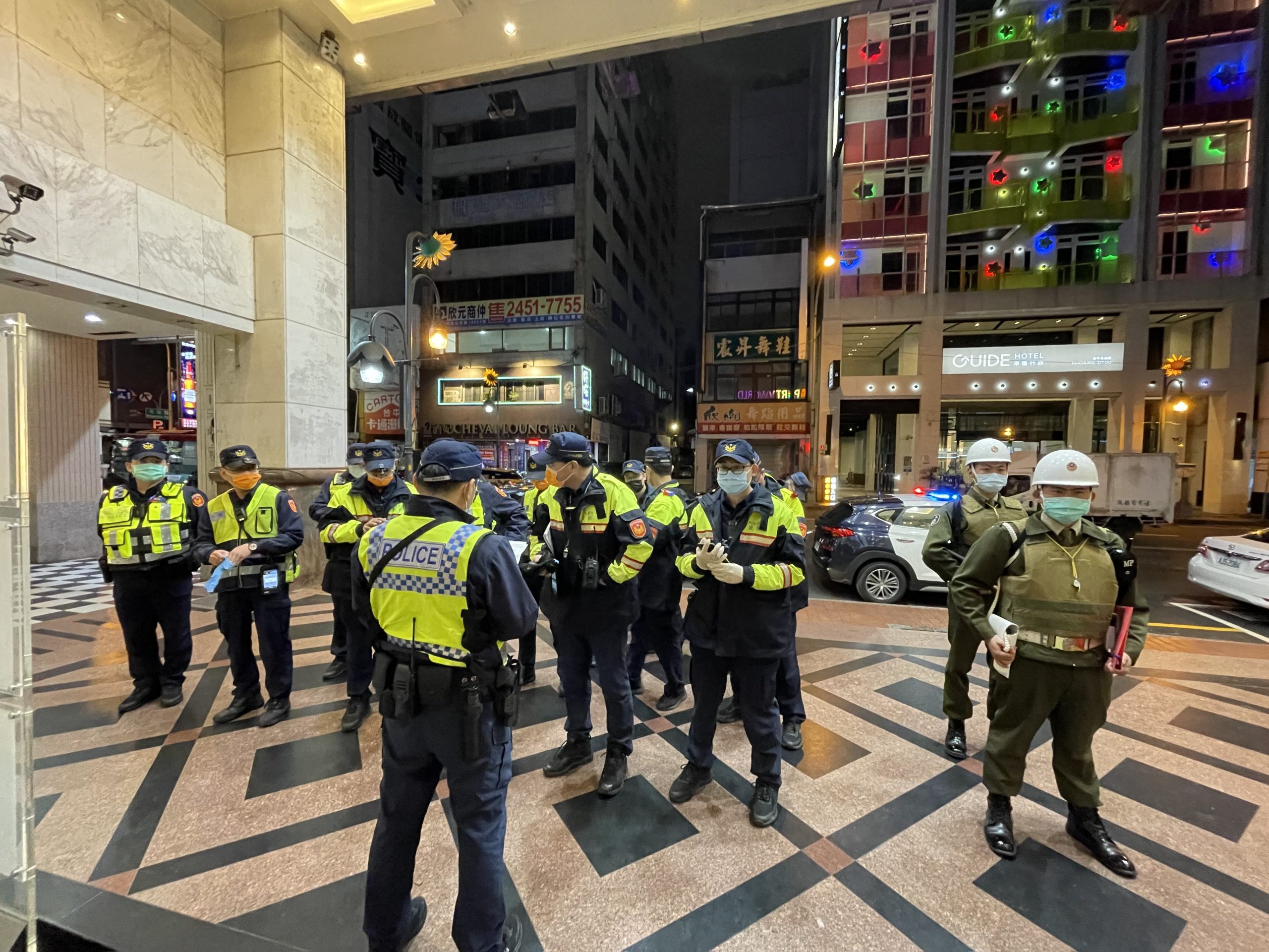 中市政府警察局第一分局為維護治安、淨化社會,結合臺中市憲兵隊同步執行擴大臨檢及路檢勤務。(圖/記者謝榮浤翻攝)