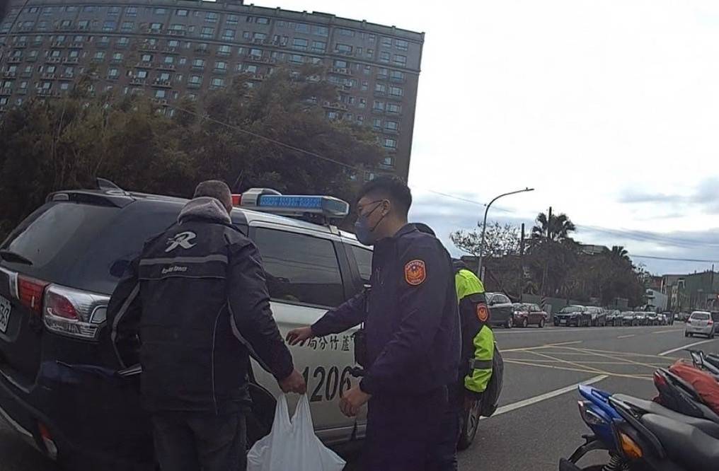 蘆竹分局南崁派出所員警吳元耀(右)暖心協助徒步環島民眾。(記者廖敏秀翻攝）