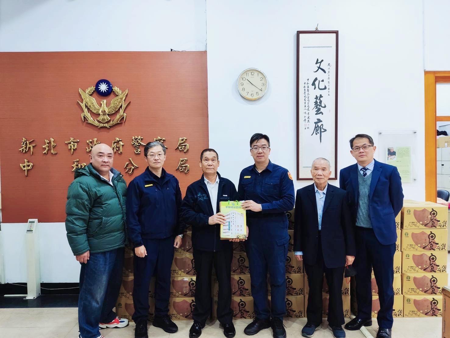 中和農會致贈中和分局春節慰問品。(記者徐煜勝翻攝)