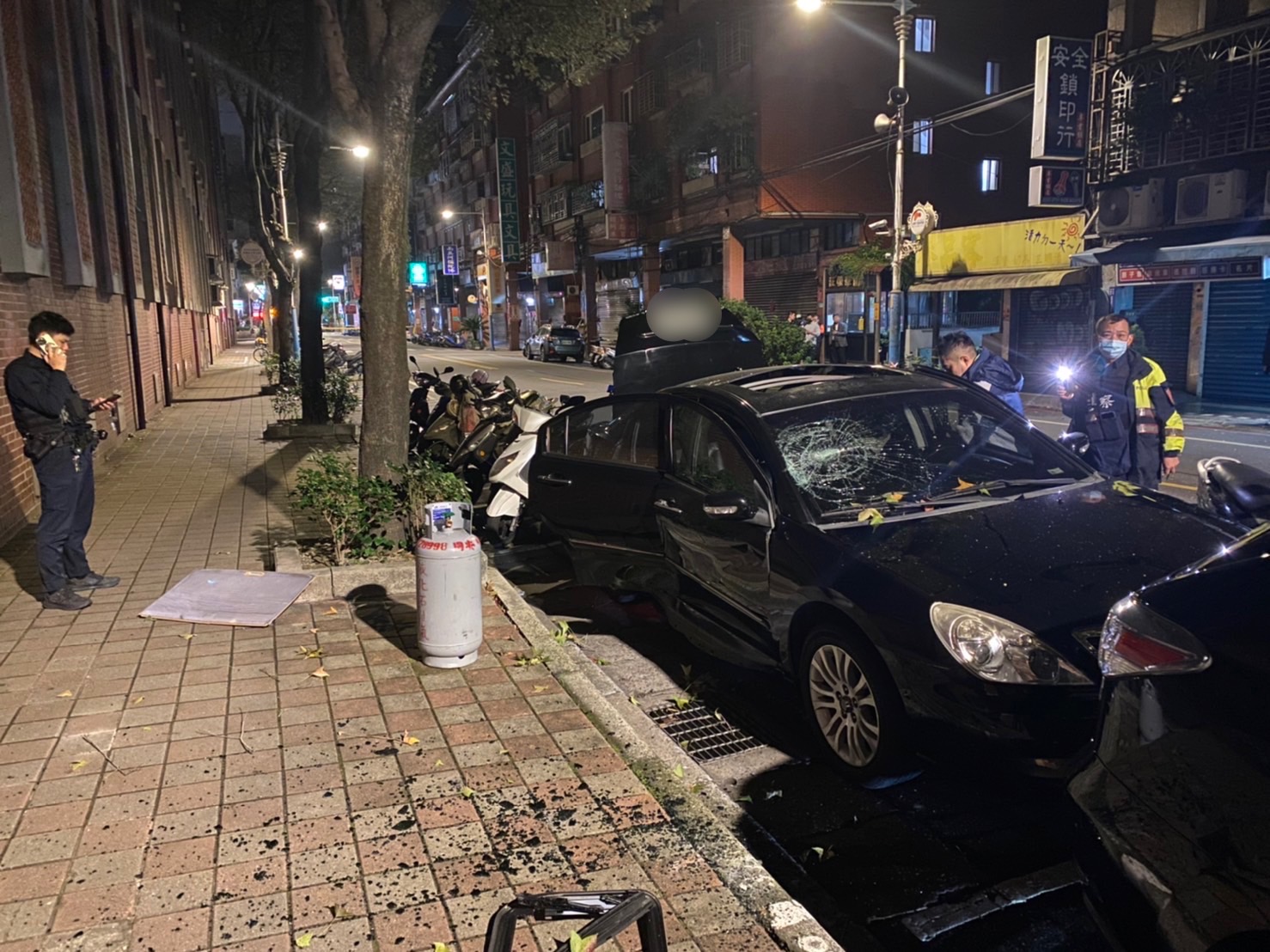 林男於車內引爆瓦斯桶欲自殺。(記者戴昱弘翻攝)