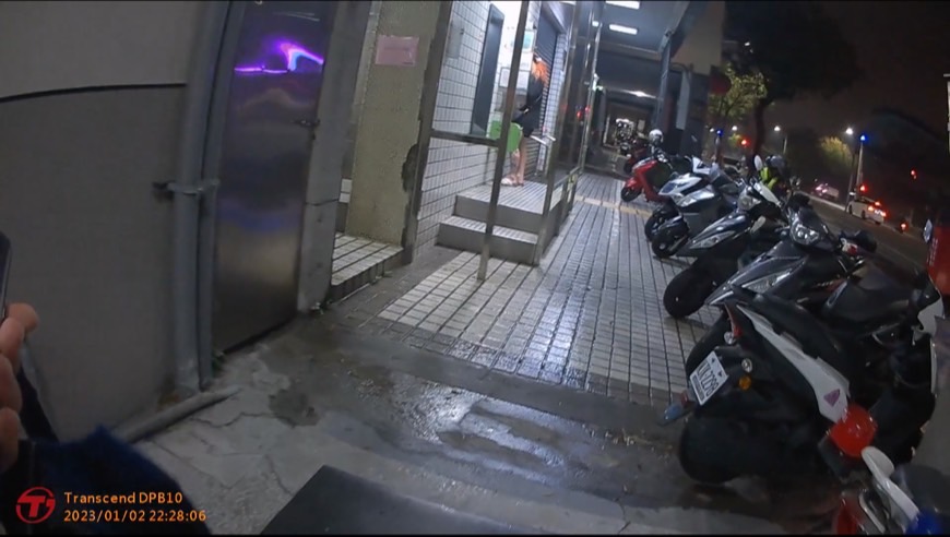 女子深夜操作ATM 講手機遇警關懷 身分一查竟是通緝犯