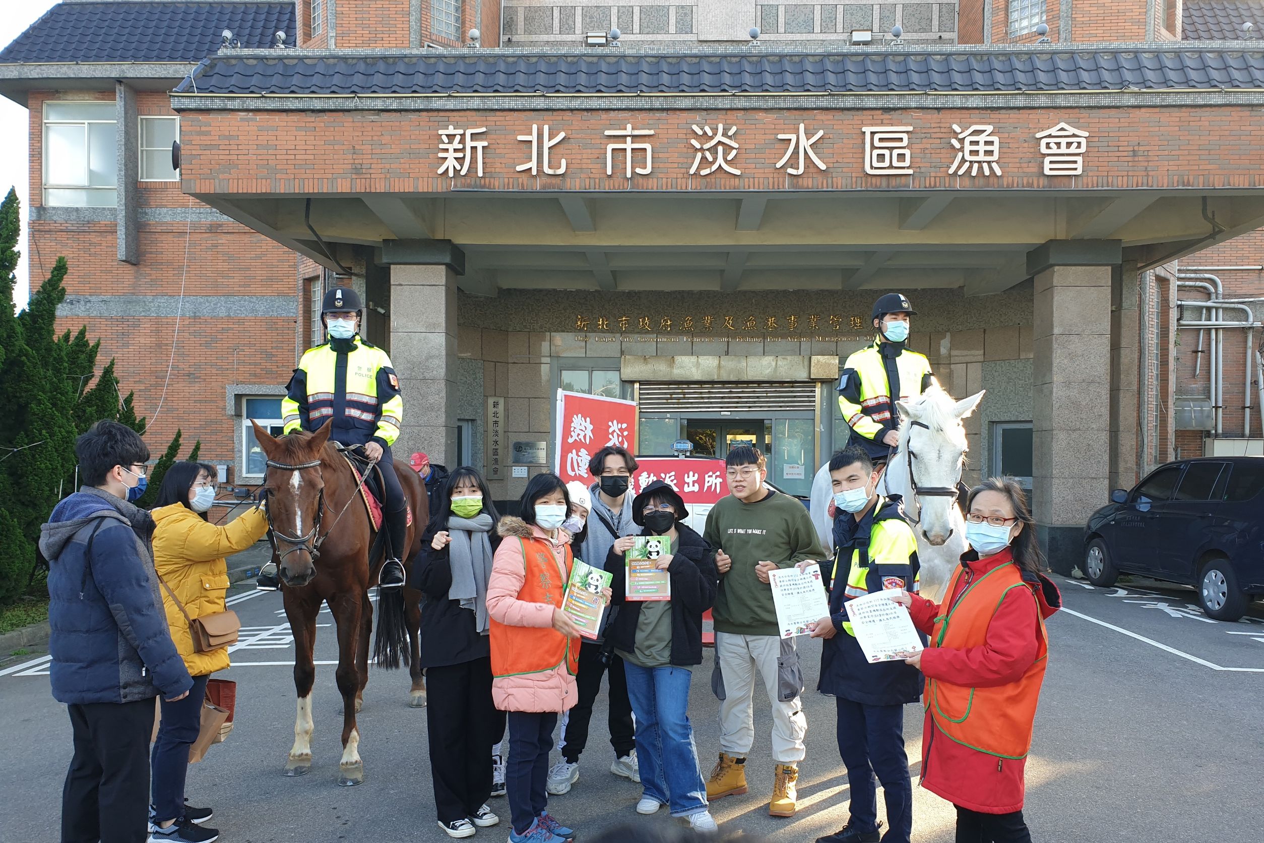 淡水警維護治安不打烊 機動派出所結合騎警隊吸睛 遊客安心