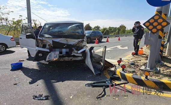 台南小貨車追撞維修路燈工程車    駕駛重傷意識不清