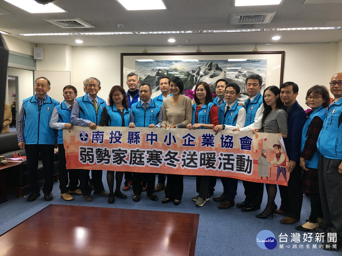 南投縣中小企業協會關懷邊緣戶贈生活用品。（記者扶小萍攝）