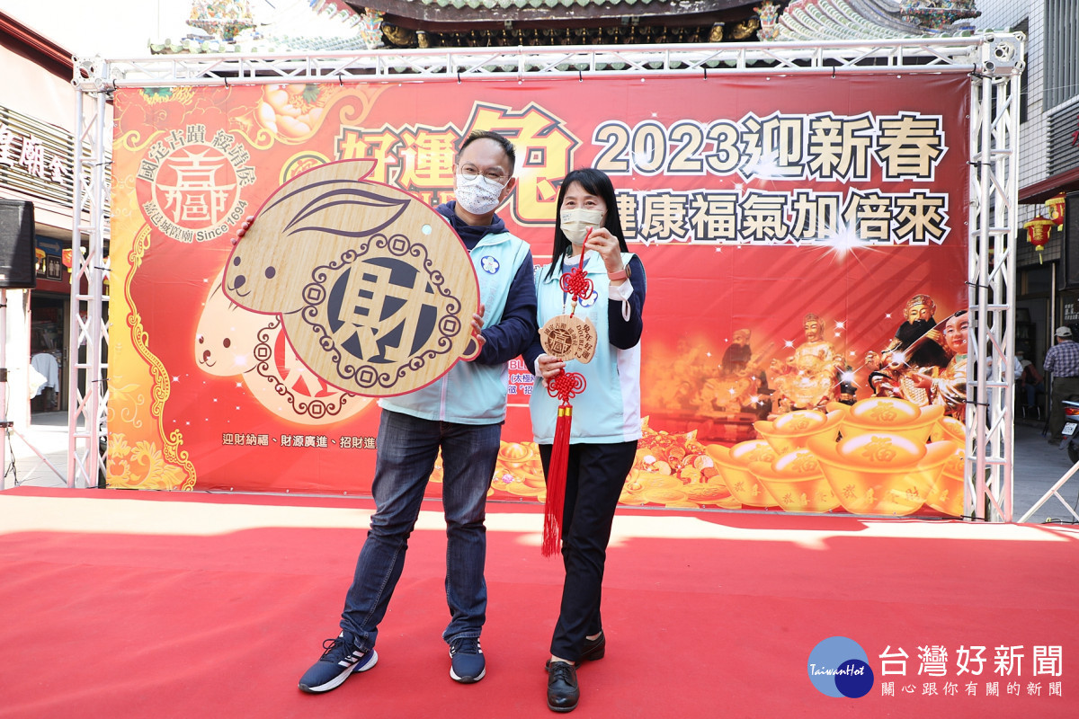 嘉義城隍廟推出好運DOUBLE兔台檜錢母放大版,整體用台灣檜木打造,限量100個與民眾結緣/陳致愷翻攝
