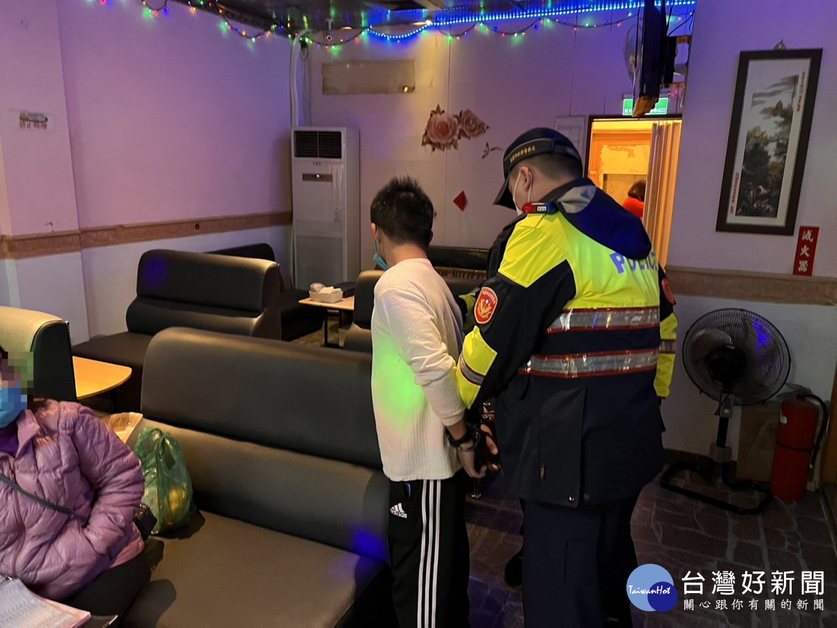 通緝男躲警查緝假冒身分,眼尖警所長戳破謊言逮人。