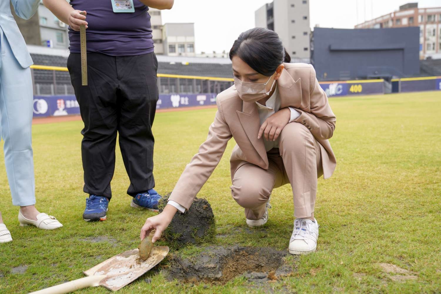 高虹安5日開完記者會後，前往新竹棒球場視察。新竹市政府提供