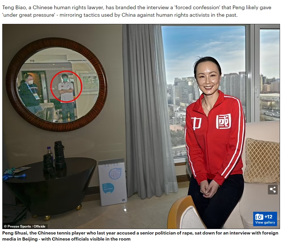 彭帥在去年北京冬奧期間接受法國媒體採訪,全程講中文,鏡子反射赫然顯現一名中國官員盯場。翻攝英國《每日郵報》