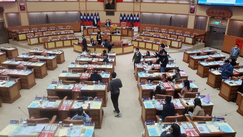 第4屆新北市議會4日召開臨時會預備會議,藍綠針對是否要市長侯友宜到議會報告一事展開激烈攻防,最後訴諸表決,國民黨團退席抗議,臨時會整個會期也宣告流會。中央社