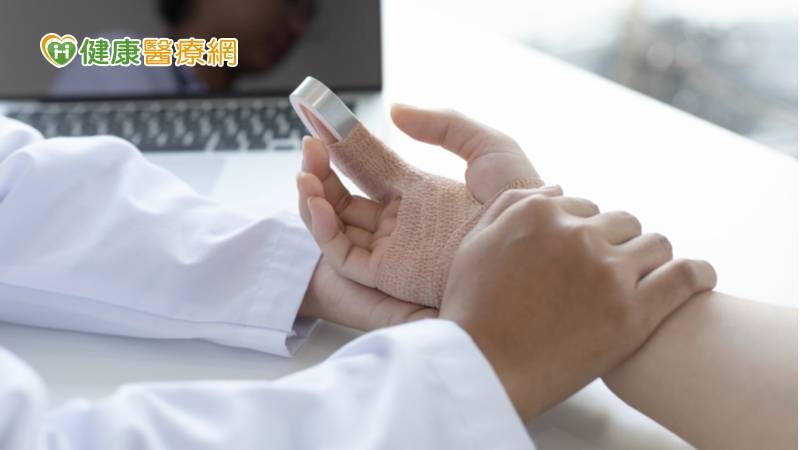 跌倒手指骨折難工作 「微型互鎖式骨板」兩周後已可活動