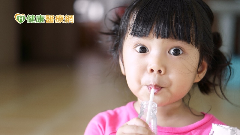 滿街都是飲料誘惑! 營養師教你6招輕鬆幫助孩子減糖