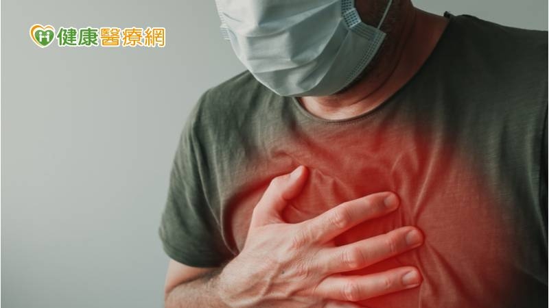 中年男高燒胸痛3天 X光驚見「肺開洞性腫塊」