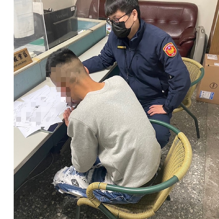 ▲ 東區所副所長徐孟廣為認真打拼的少年加油打氣 (圖/台中市警察局 提供)