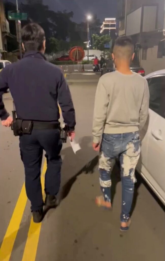 ▲ 暖警亦師亦友 伴離家少年步行返家 (圖/台中市警察局 提供)